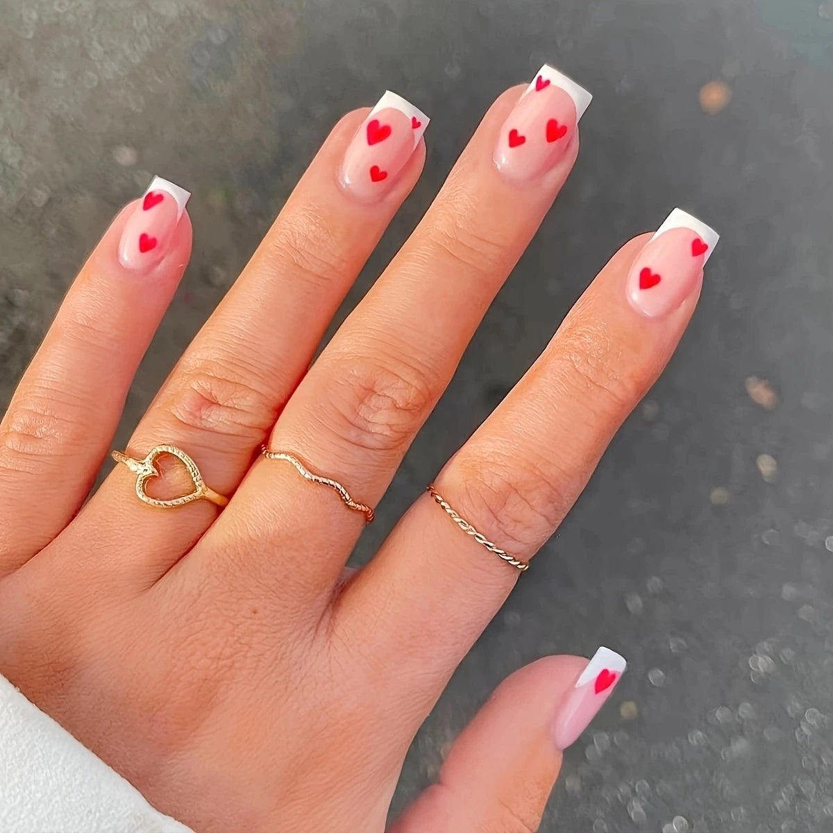 Faux ongles press-on amande décor cœur – Blanc & coloris variés – 24 pièces