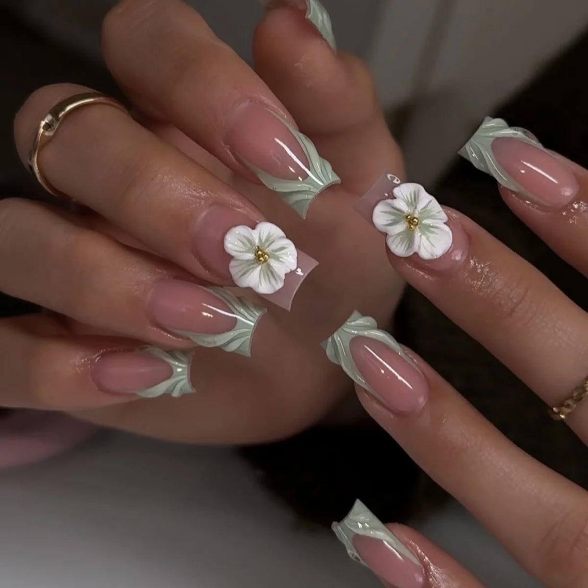 Faux ongles press-on rose effet French – Motif fleurs, plusieurs coloris