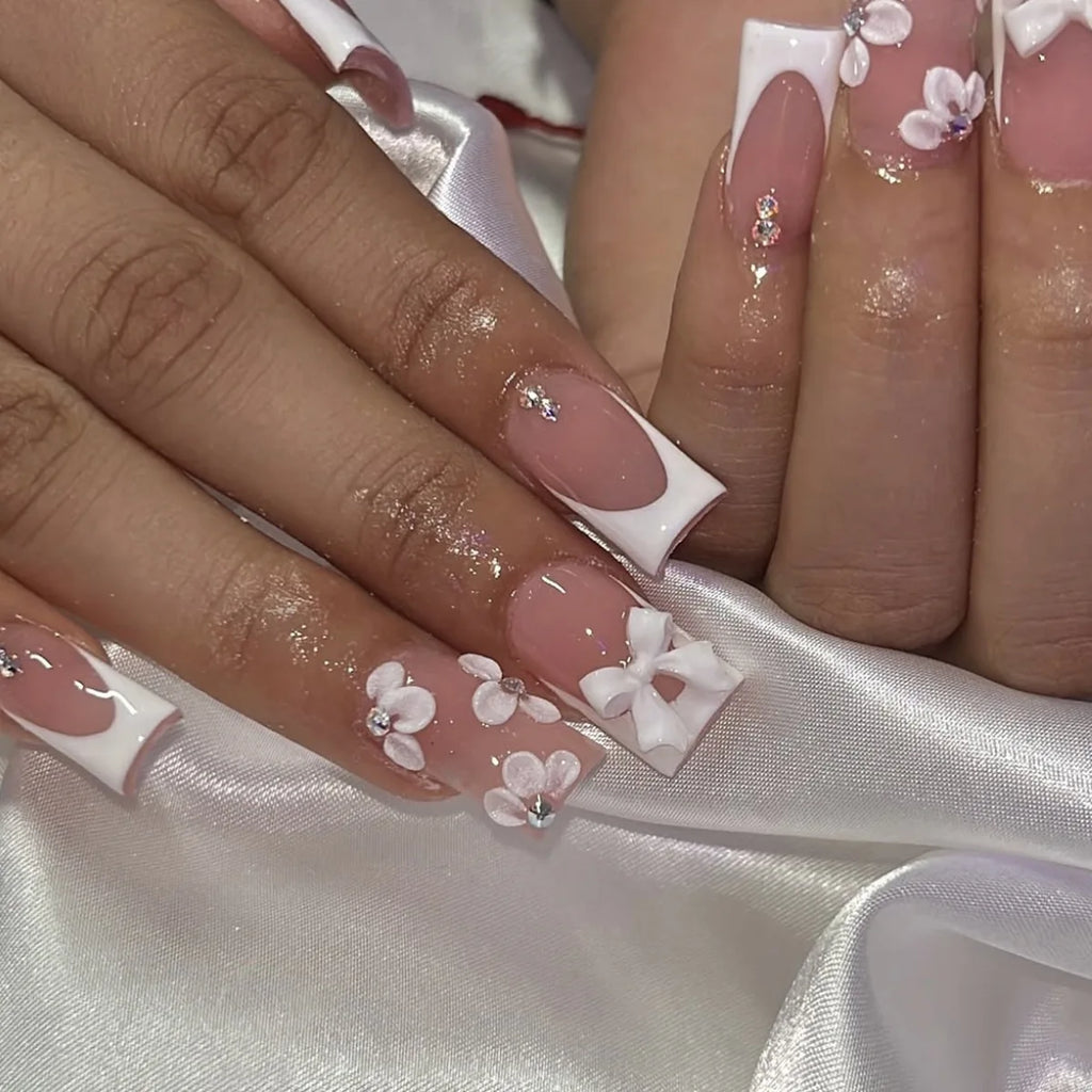 Faux ongles press-on rose effet French – Motif fleurs, plusieurs coloris