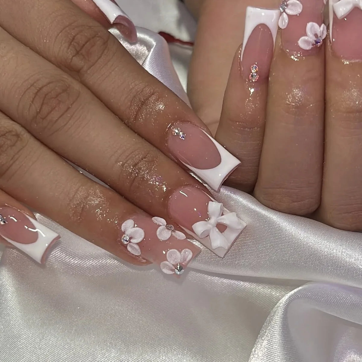 Faux ongles press-on rose effet French – Motif fleurs, plusieurs coloris