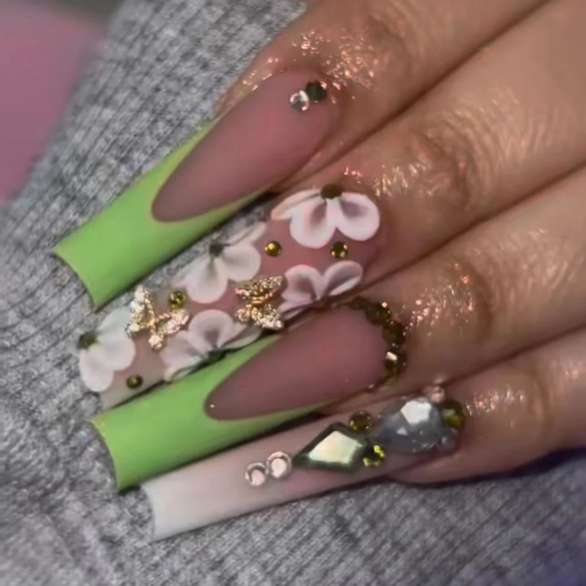 Faux ongles press-on design fantaisie – Effet French, motifs 3D, plusieurs styles