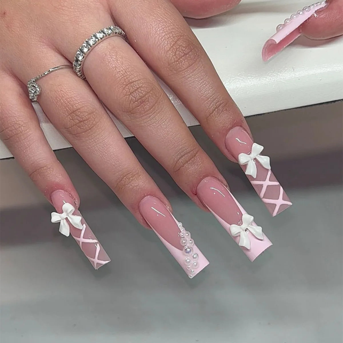 Faux ongles press-on design fantaisie – Effet French, motifs 3D, plusieurs styles