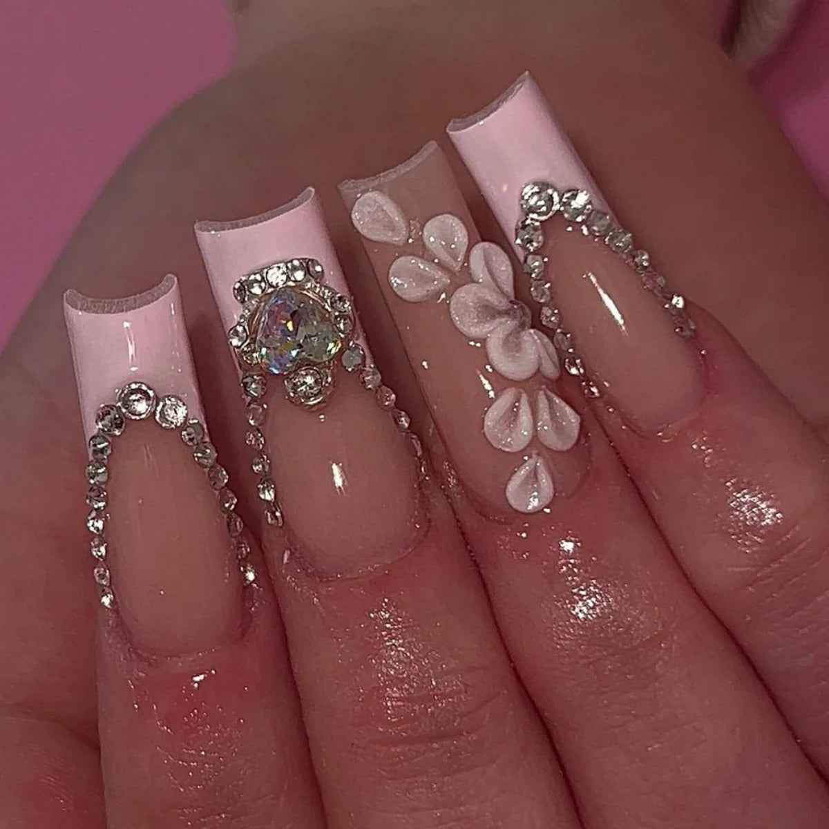 Faux ongles press-on rose effet French – Motif fleurs, plusieurs coloris