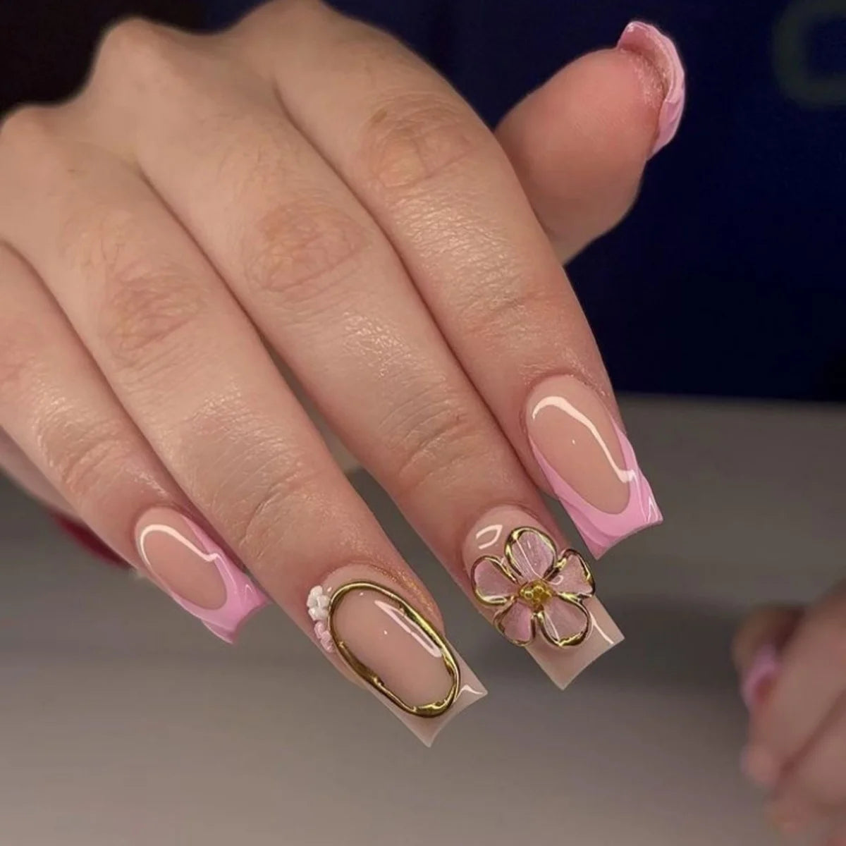Faux ongles press-on rose effet French – Motif fleurs, plusieurs coloris
