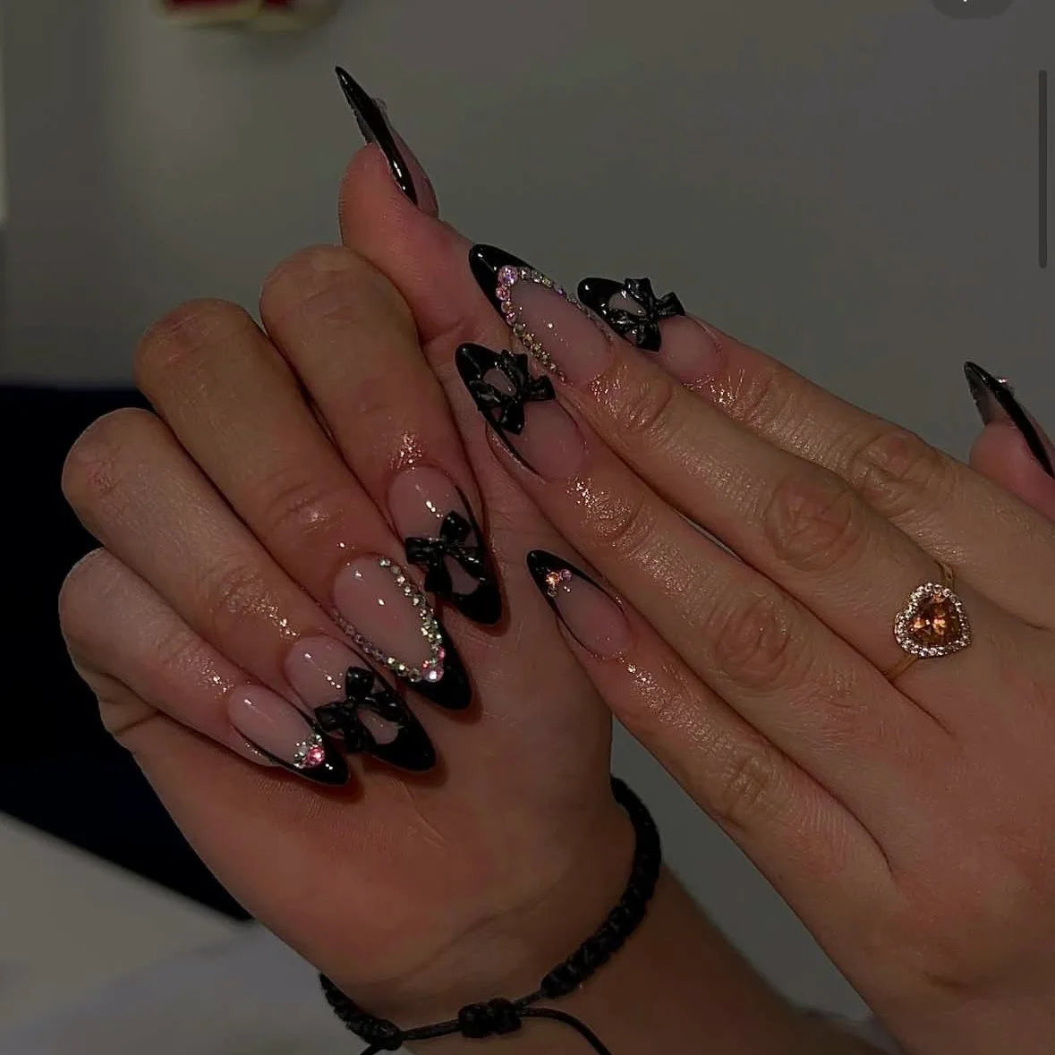Faux ongles press-on décorés – Strass, nœuds & designs argentés – 24 pièces