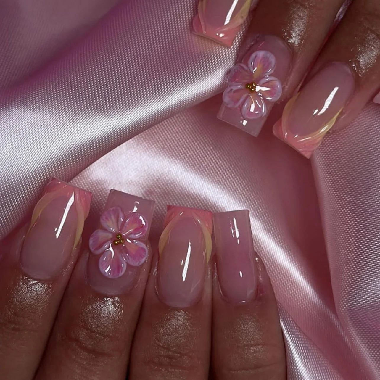 Faux ongles press-on rose effet French – Motif fleurs, plusieurs coloris