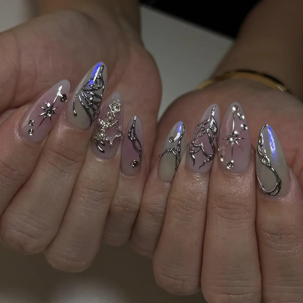 Faux ongles press-on décorés – Strass, nœuds & designs argentés – 24 pièces