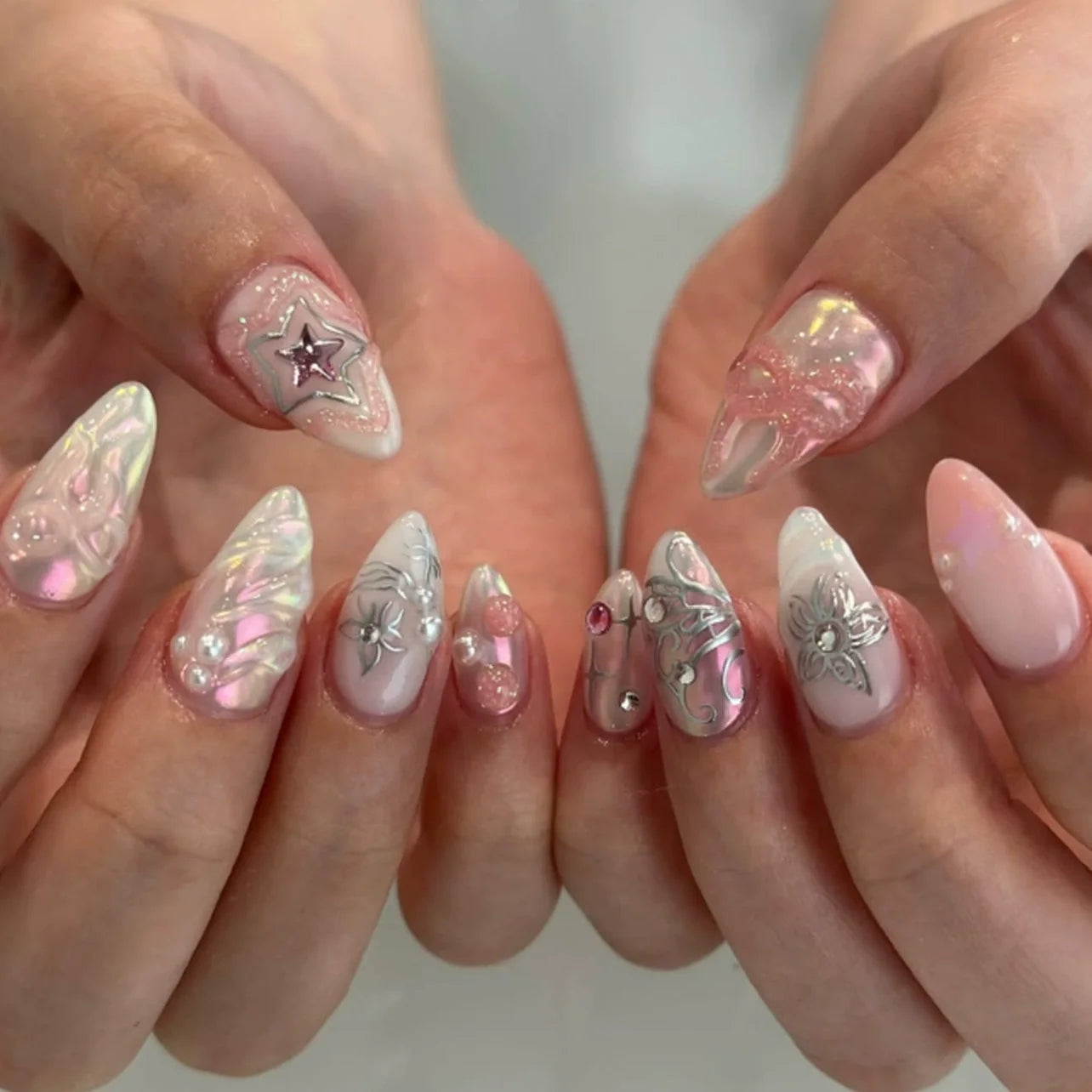 Faux ongles press-on décorés – Strass, nœuds & designs argentés – 24 pièces