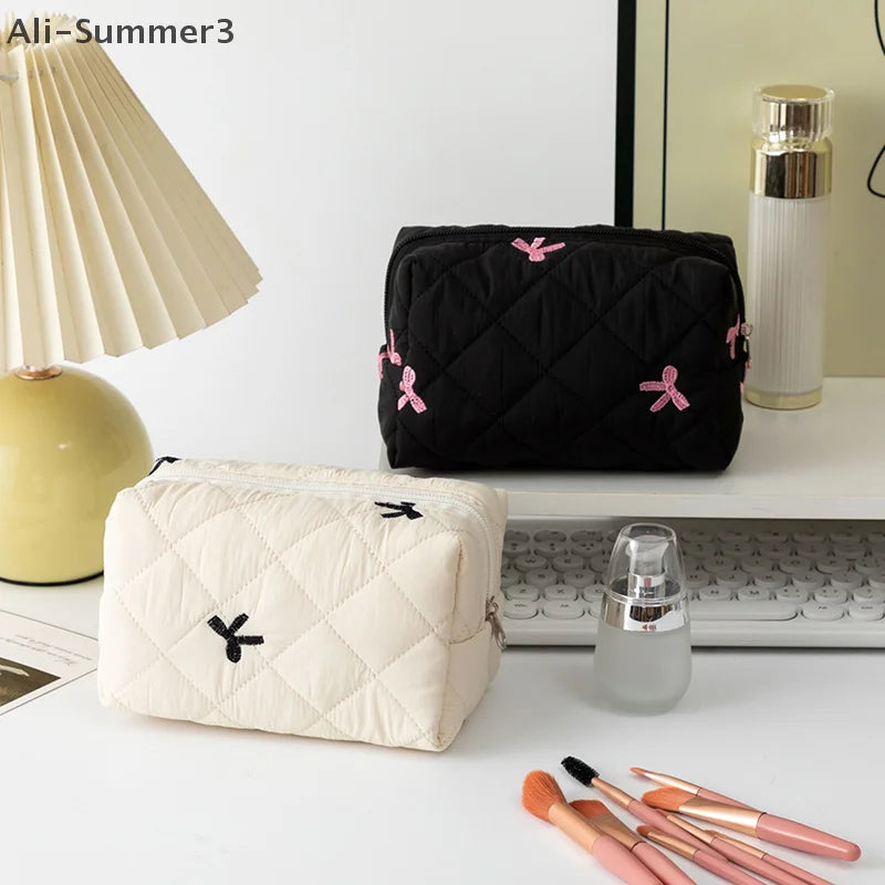 Trousse maquillage matelassée à nœud – Organiseur esthétique & voyage