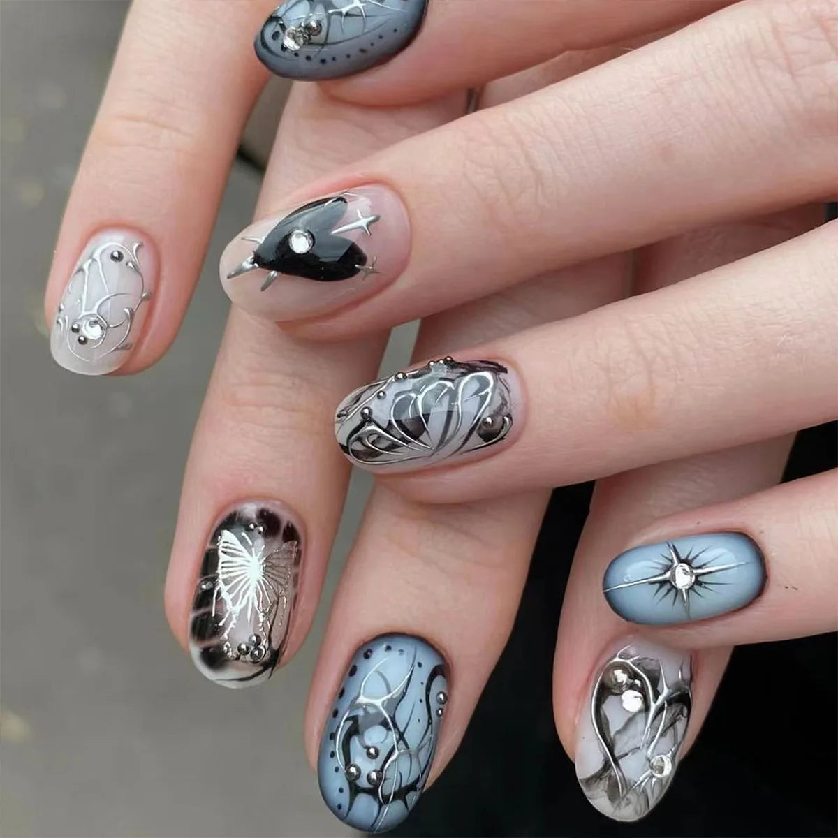 Faux ongles press-on décorés – Strass, nœuds & designs argentés – 24 pièces