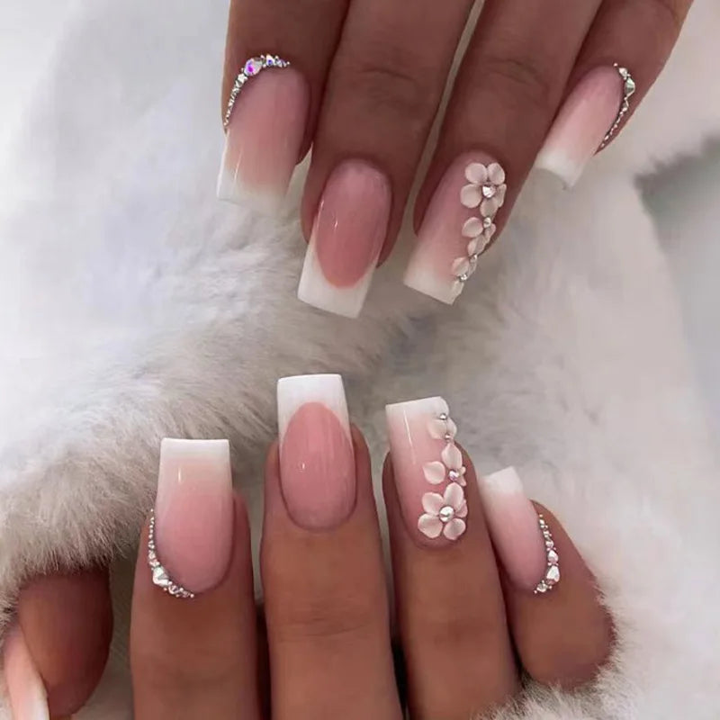 Faux ongles press-on French courts – Design floral élégant avec effet naturel