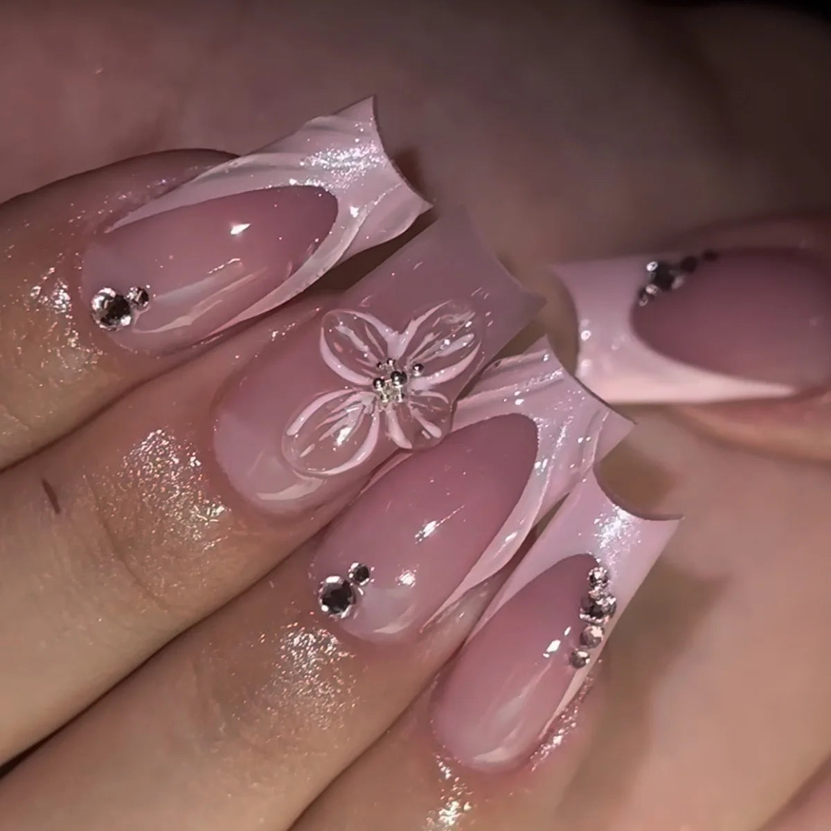 Faux ongles press-on rose effet French – Motif fleurs, plusieurs coloris