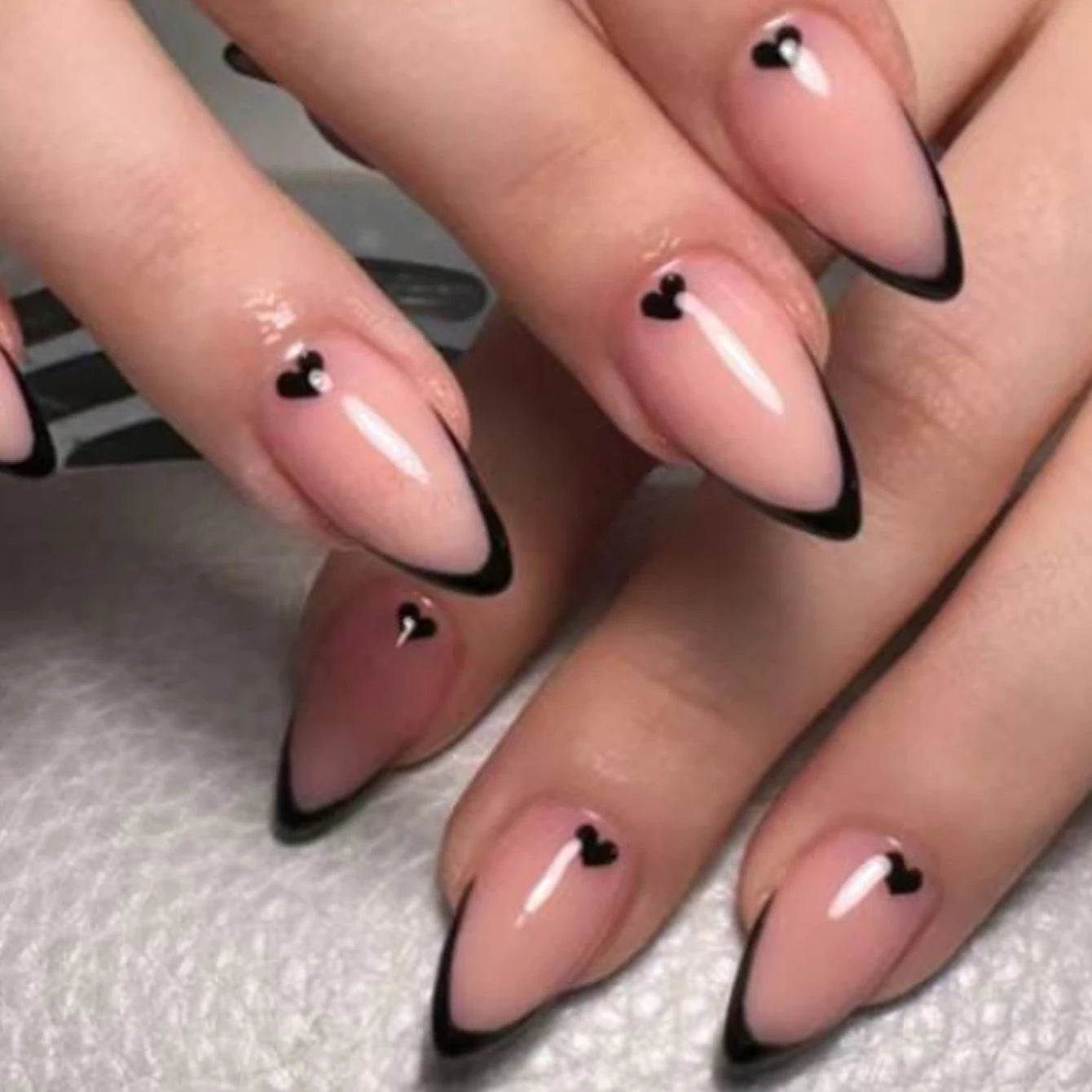 Faux ongles press-on amande décor cœur – Blanc & coloris variés – 24 pièces