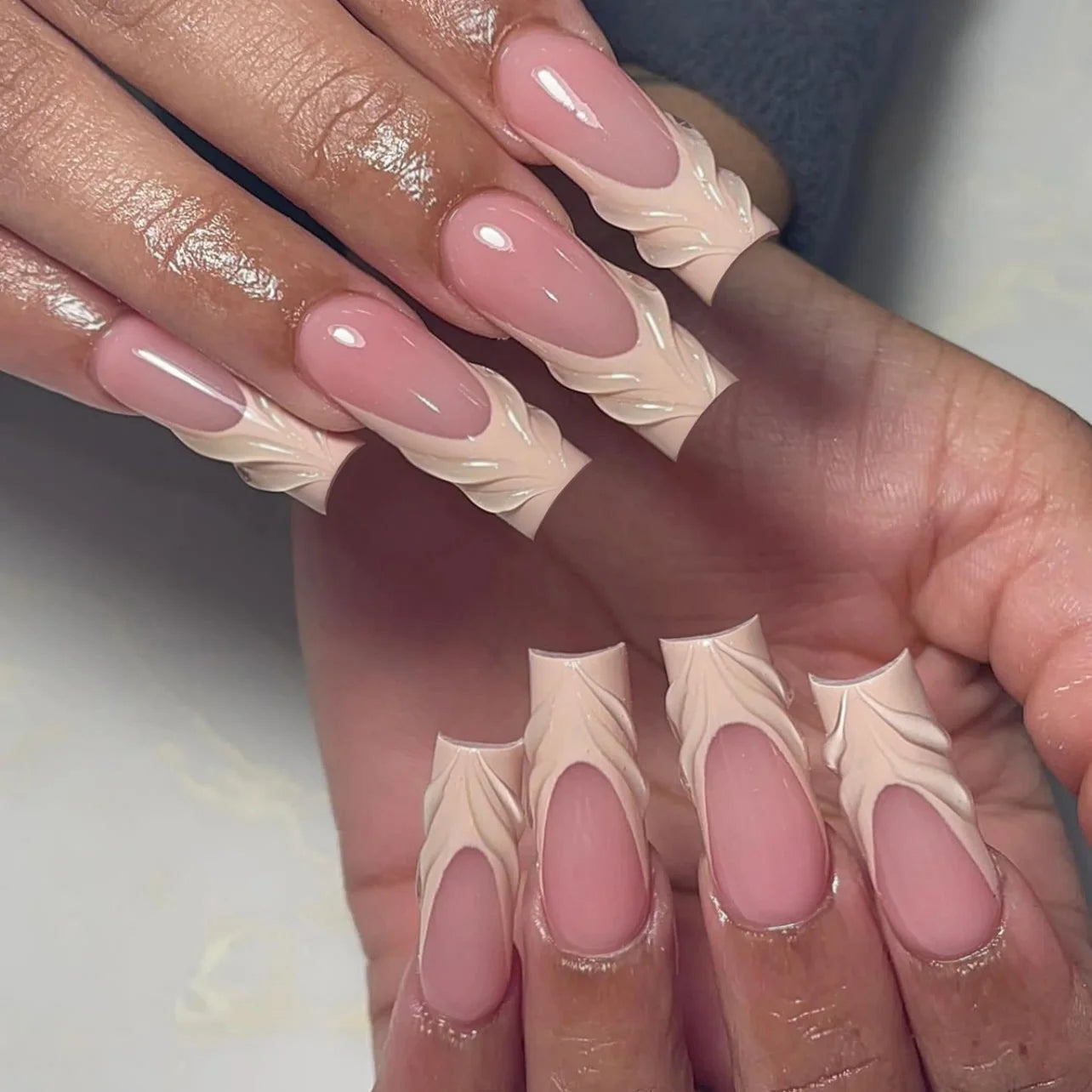 Faux ongles press-on rose effet French – Motif fleurs, plusieurs coloris