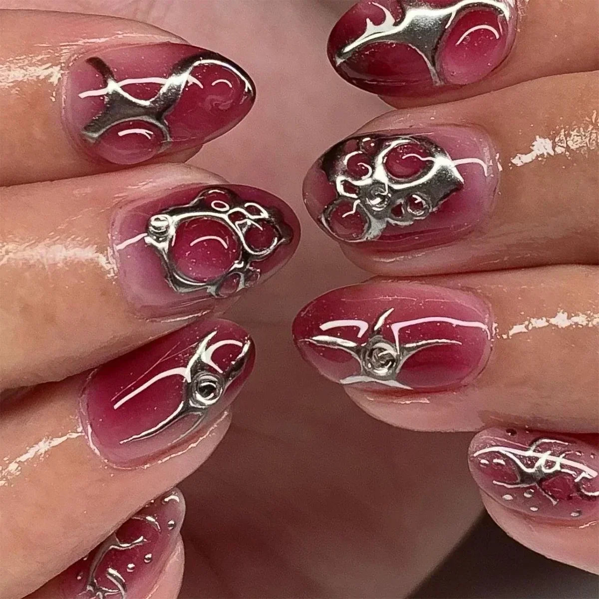 Faux ongles press-on décorés – Strass, nœuds & designs argentés – 24 pièces