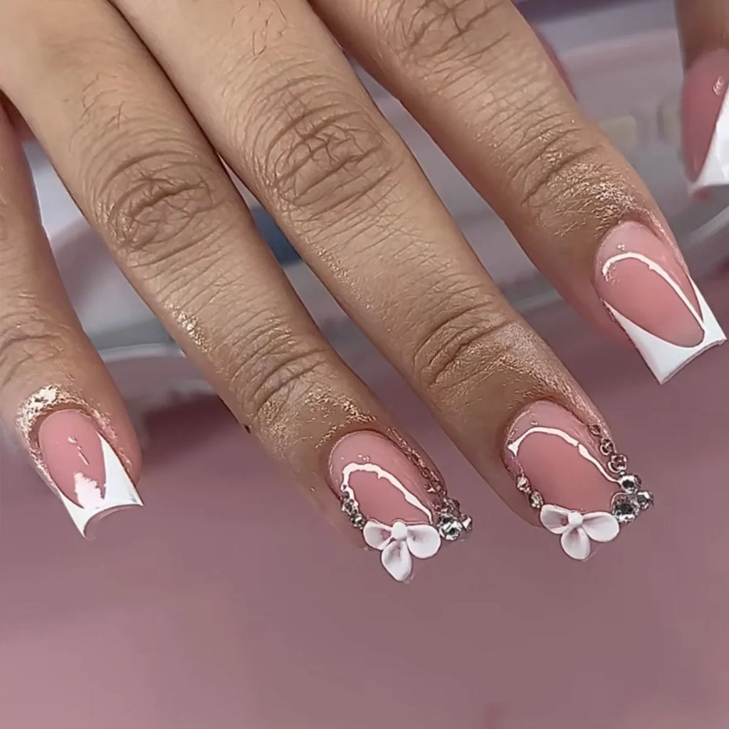 Faux ongles press-on rose effet French – Motif fleurs, plusieurs coloris