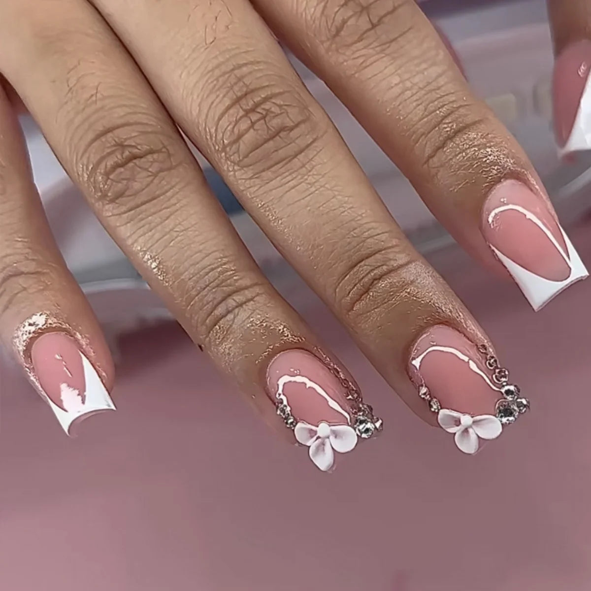 Faux ongles press-on rose effet French – Motif fleurs, plusieurs coloris