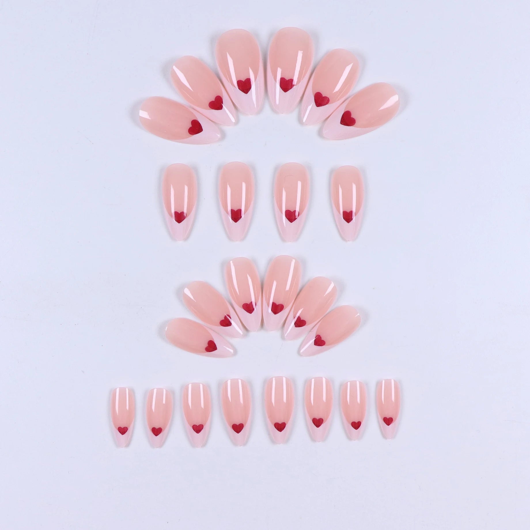 Faux ongles press-on amande décor cœur – Blanc & coloris variés – 24 pièces