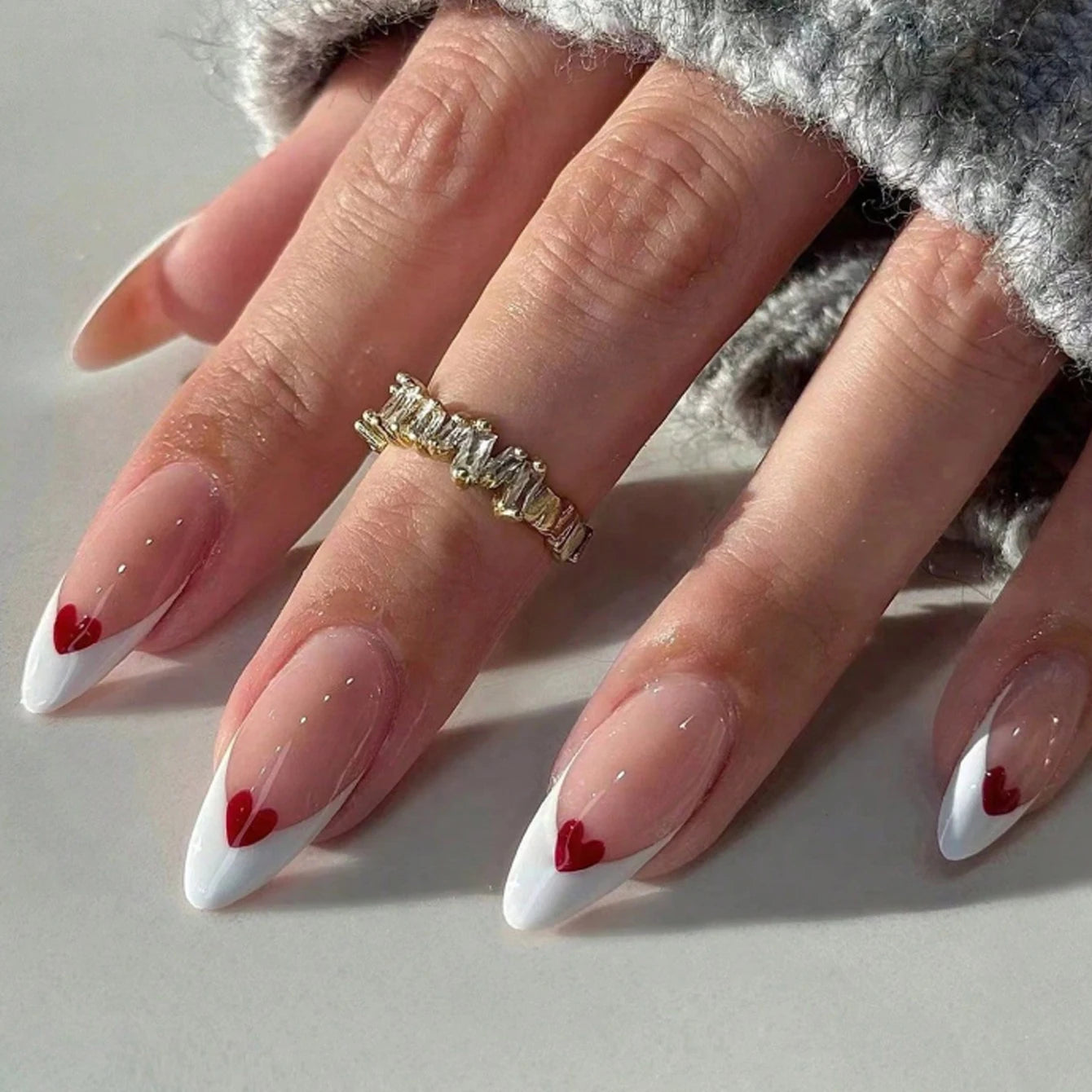 Faux ongles press-on amande décor cœur – Blanc & coloris variés – 24 pièces