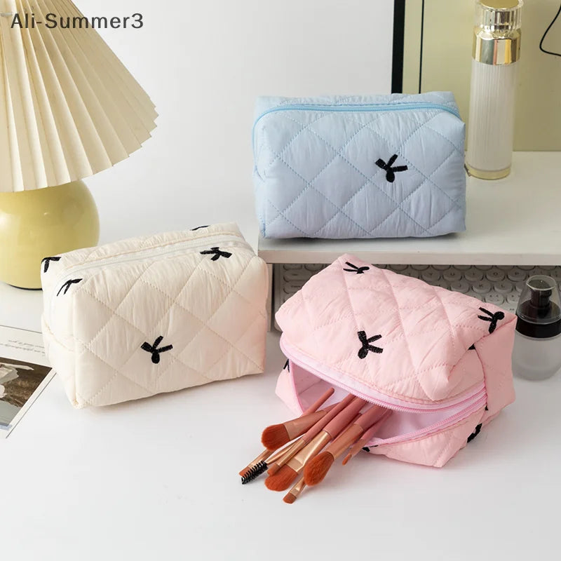 Trousse maquillage matelassée à nœud – Organiseur esthétique & voyage