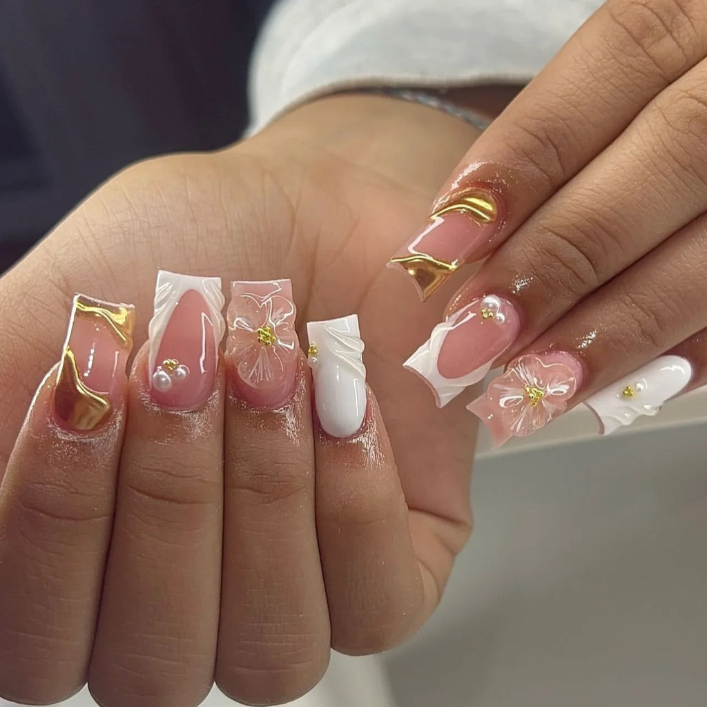 Faux ongles press-on rose effet French – Motif fleurs, plusieurs coloris