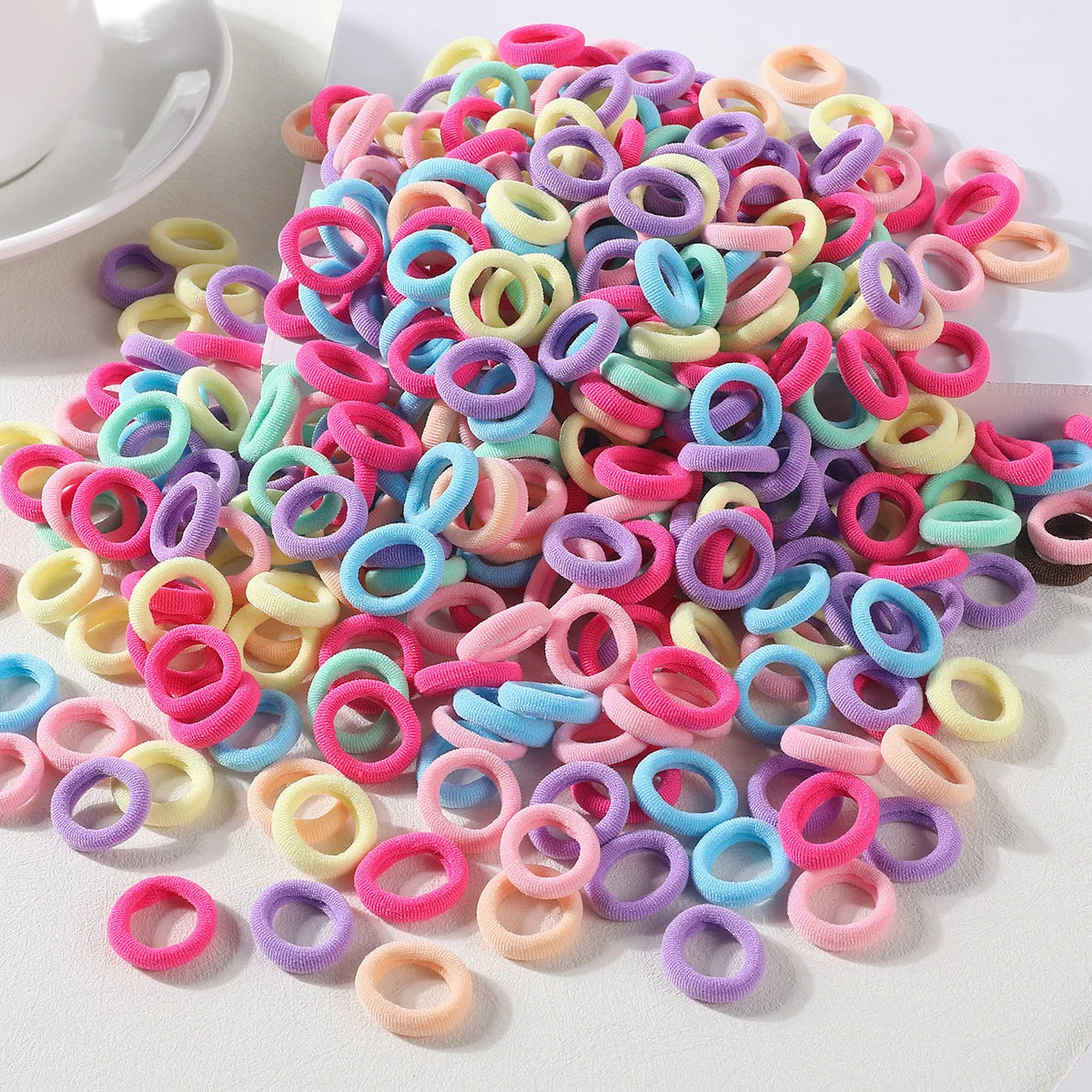 Élastiques cheveux colorés – Lot de 100 mini chouchous nylon – Attaches cheveux sans métal pour filles et enfants