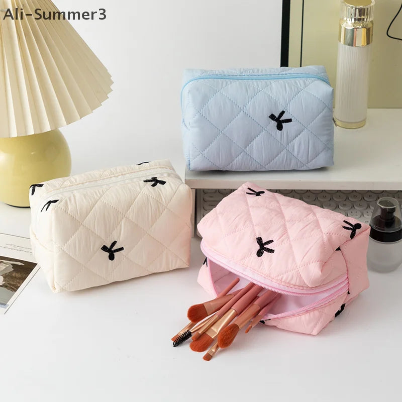 Trousse maquillage matelassée à nœud – Organiseur esthétique & voyage