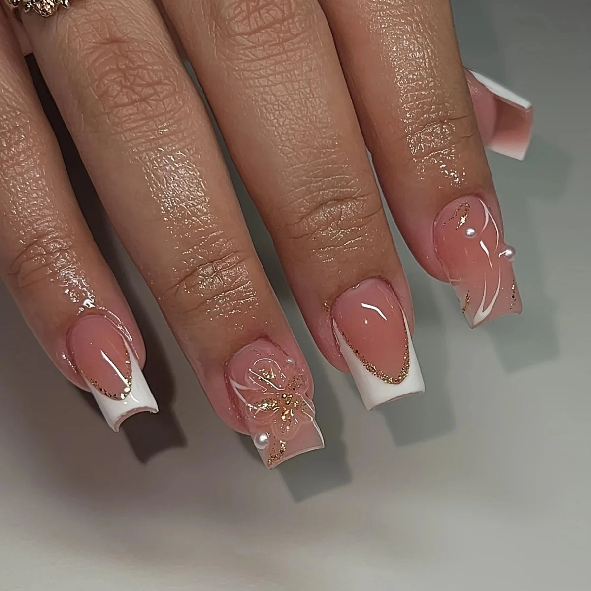 Faux ongles press-on rose effet French – Motif fleurs, plusieurs coloris