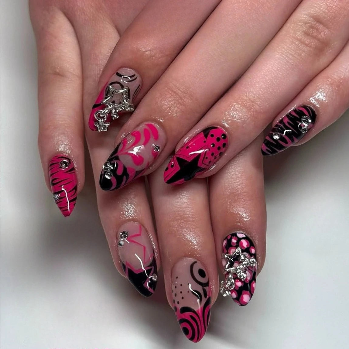 Faux ongles press-on décorés – Strass, nœuds & designs argentés – 24 pièces