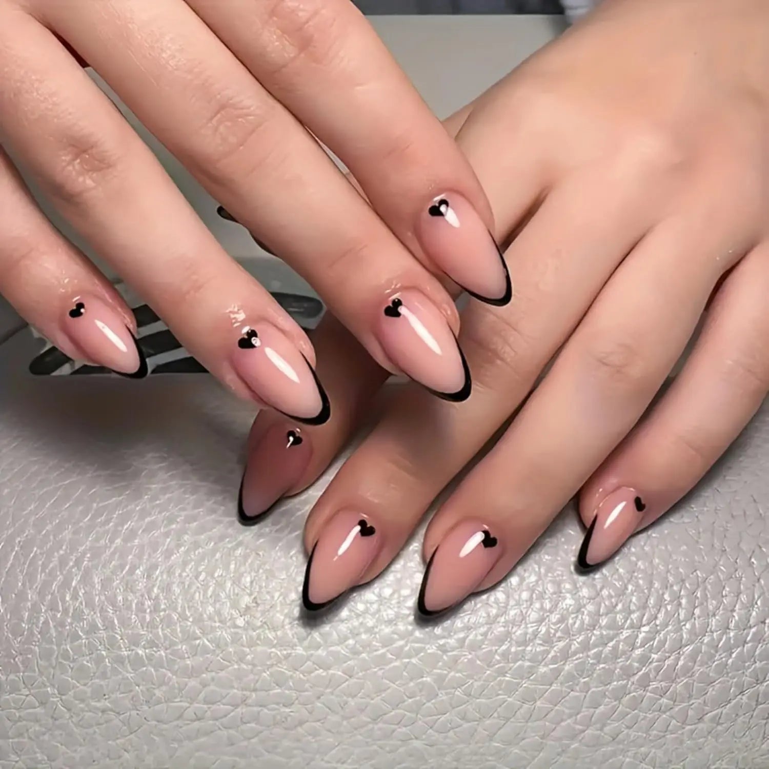 Faux ongles press-on amande décor cœur – Blanc & coloris variés – 24 pièces