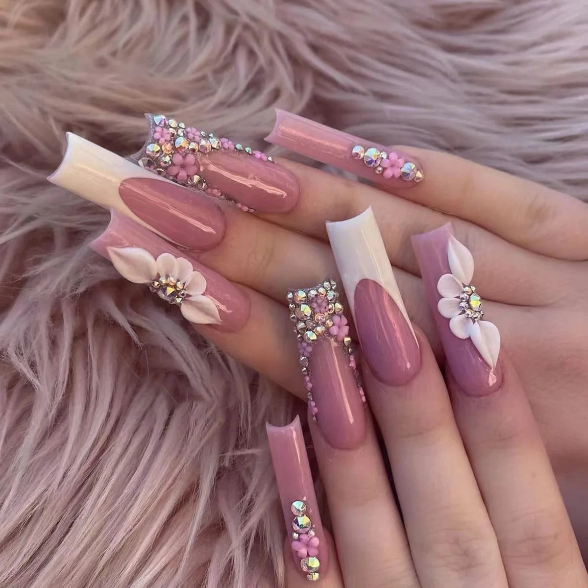 Faux ongles press-on design fantaisie – Effet French, motifs 3D, plusieurs styles