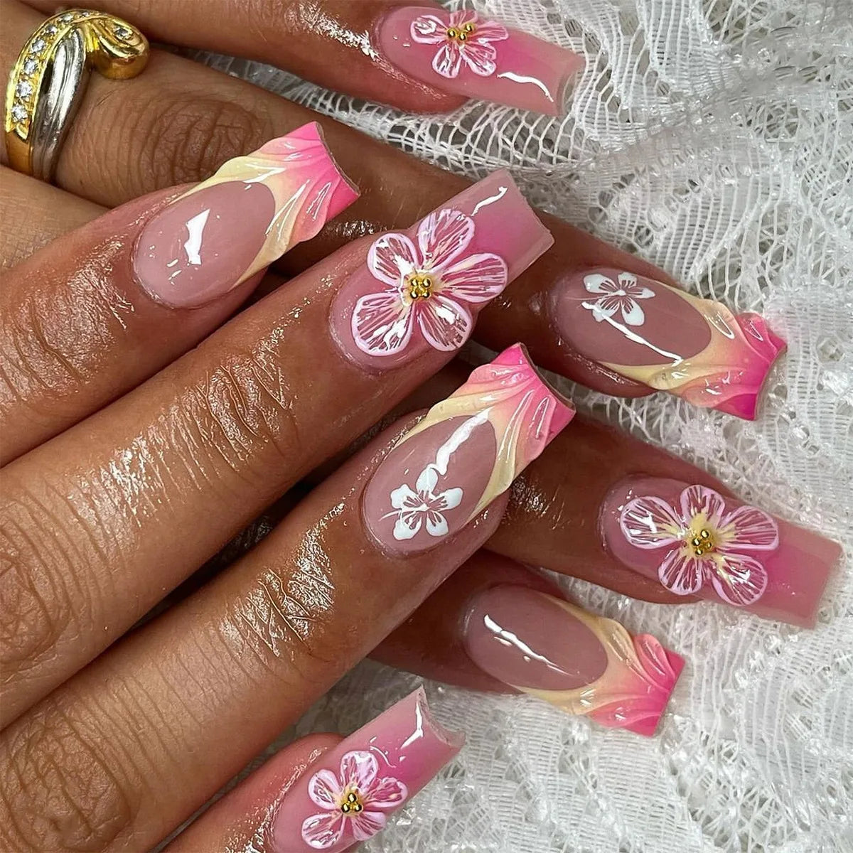 Faux ongles press-on rose effet French – Motif fleurs, plusieurs coloris