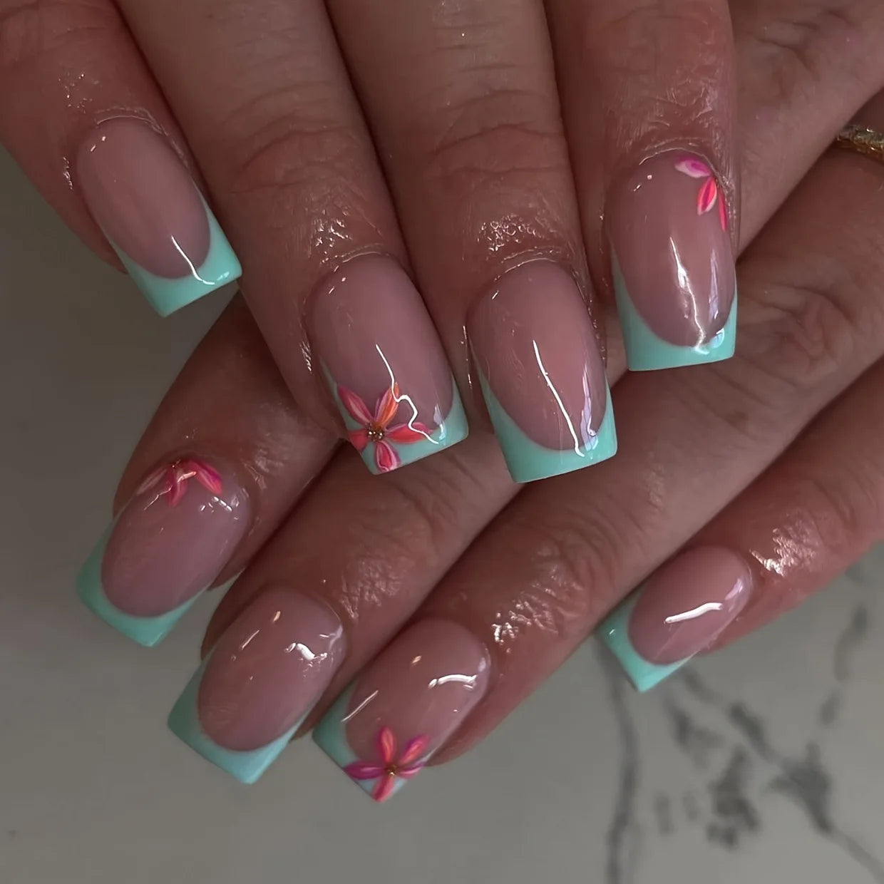 Faux ongles press-on rose effet French – Motif fleurs, plusieurs coloris