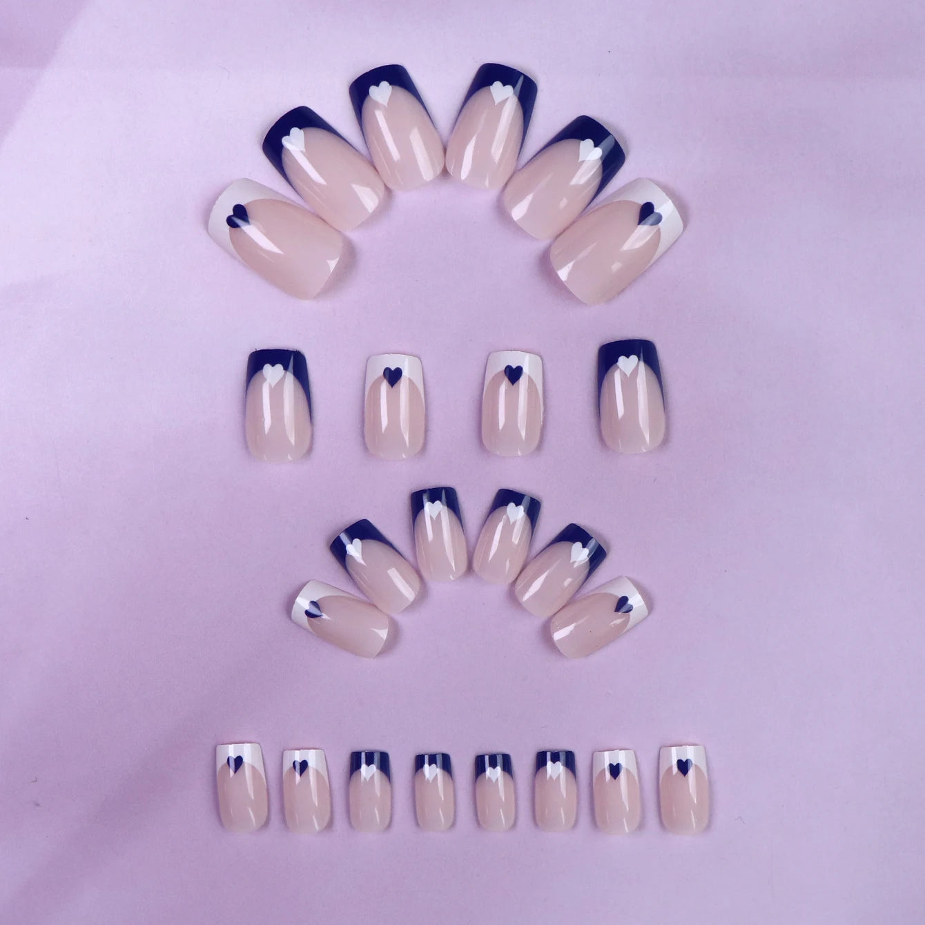Faux ongles press-on amande décor cœur – Blanc & coloris variés – 24 pièces