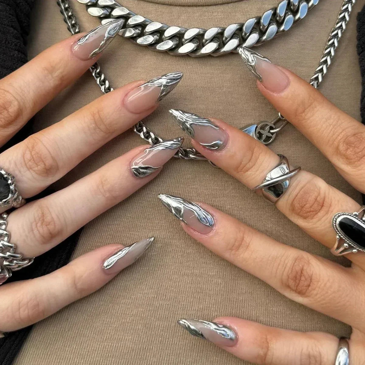 Faux ongles press-on décorés – Strass, nœuds & designs argentés – 24 pièces
