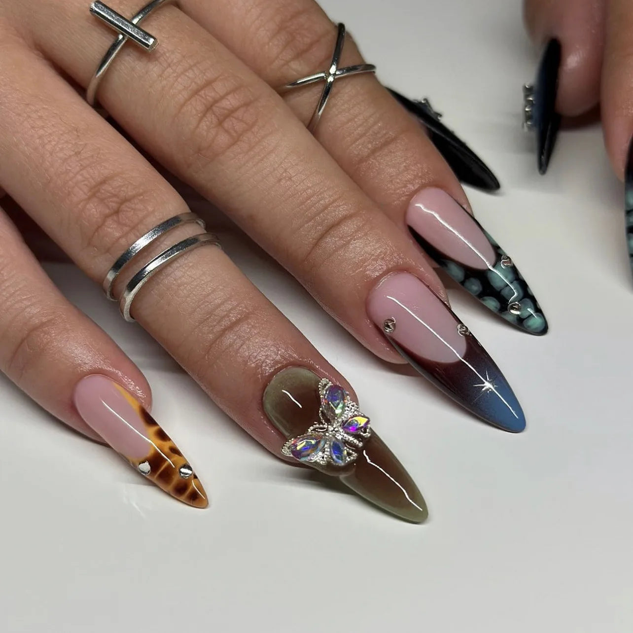 Faux ongles press-on noirs design artistique – Motifs graphiques, effet 3D, style audacieux
