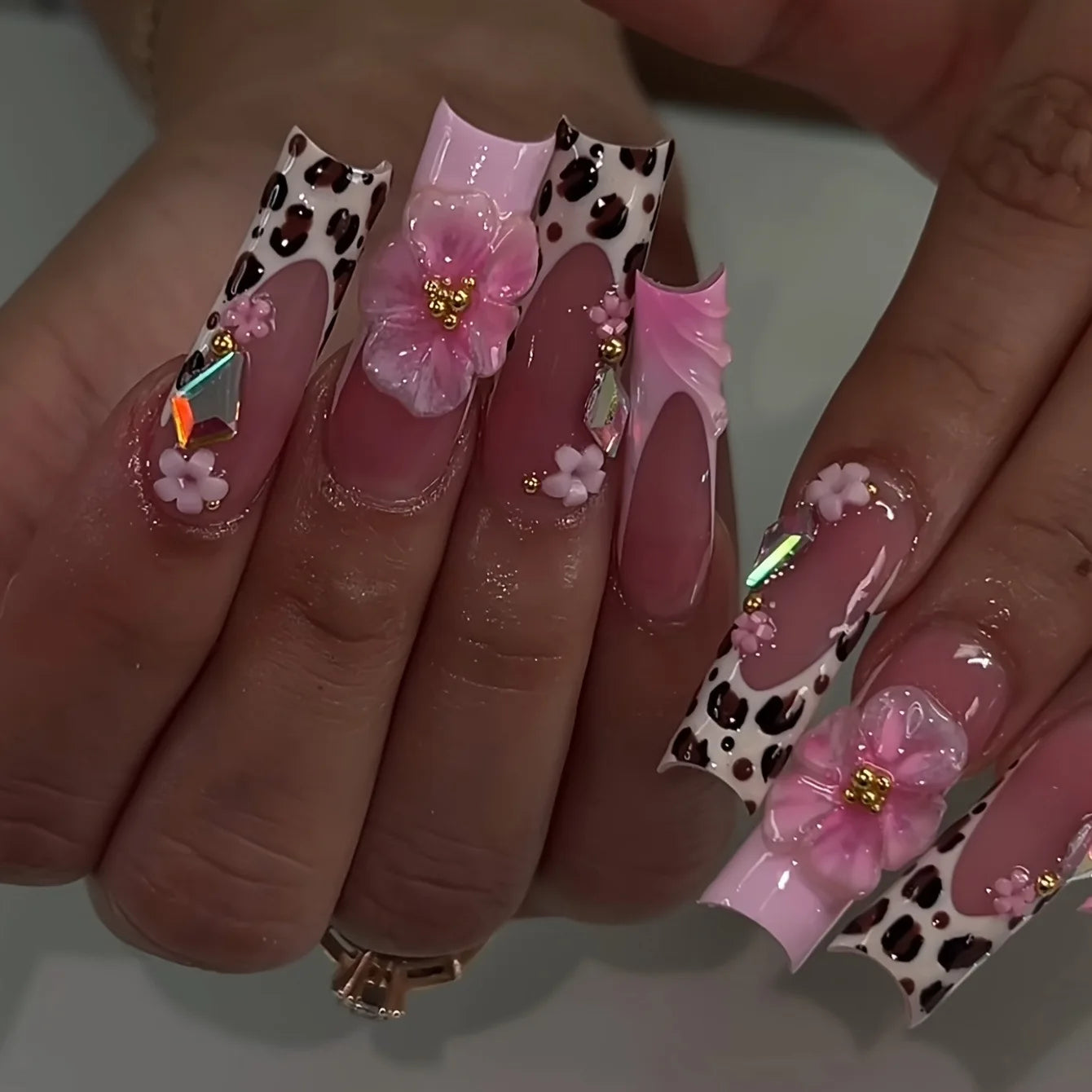 Faux ongles press-on rose effet French – Motif fleurs, plusieurs coloris